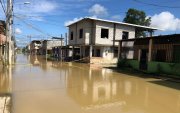 En el cantón Vinces hay calles que han sido cerradas al tránsito para que el agua no ingrese a las casas.