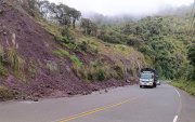 Al menos 15 puntos de la vía Cuenca- Molleturo- El Empalme registran daños por derrumbres, socavones, caída de rocas y acumulación de agua.