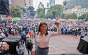 Sandra Ramírez, fue candidata al Senado por el partido Fuerza Ciudadana y viuda del comandante de las FARC, Manuel Marulanda, alias Tiro Fijo, levanta el puño cerrado en un acto de cierre de su campaña en Bogotá el 1 de marzo de 2026.