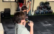 Actividad física en niños previene sedentarismo y fomenta desarrollo integral.