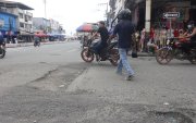 En García Moreno y Eloy Alfaro, en pleno centro de Milagro, los baches incomodan a la movilidad y aumentan el riesgo de siniestros viales.