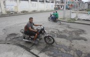 Grandes baches se han formado en la intersección de Atahualpa y Carlos Chiriguaya, en Milagro. La ciudadanía cuestiona la calidad de los materiales utilizados.
