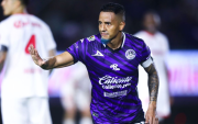 Jefferson Intriago, mediocampista ecuatoriano, durante un partido oficial con el Mazatlán FC de la Liga MX