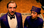 Un relato irónico, de colores vibrantes y personajes vibrantes es la propuesta de Wes Anderson en Gran Hotel Budapest.