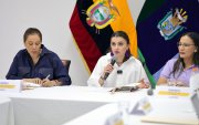 La vicepresidenta María José Pinto (centro) está a cargo de la salud en Ecuador.
