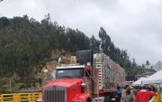 Una foto referencial de los trailers que van de Ecuador a Colombia cruzando el puente internacional Rumichaca.