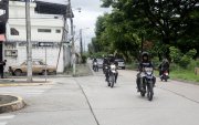 Agentes policiales recorren la ciudadela Guayacanes. Los vecinos piden que la institución mejore su estrategia para combatir a la delincuencia en ese sector.