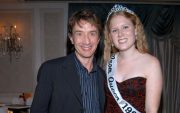 Martin Short acompañado de su hija Katherine en una fotografía de archivo durante un evento social.