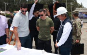 El presidente Daniel Noboa y el ministro Roberto Luque verifican el avance de la obra del distribuidor de tráfico Monay, en Cuenca.