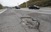 Baches y grietas hay en toda la extensión de la Ruta Viva.