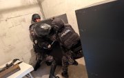 Este 20 de marzo de 2026, la Policía Antinarcoticos de Quito encontró dinero en una caja fuerte en un edificio de la capital.
