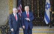 El primer ministro israelí, Benjamín Netanyahu (i), a su llegada este lunes para una reunión con el presidente de EE.UU.