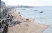 Las playas de Tel Aviv, semivacías.