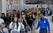 Largas filas se han formado en los principales aeropuertos de Estados Unidos, como es el caso de Atlanta.