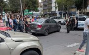 Los sospechosos trataron de subir a la vícitma al vehículo que conducía una mujer.