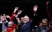 El candidato a la alcaldía por el Partido Socialista (PS) y la coalición de izquierda, Emmanuel Grégoire (C), celebra con sus seguidores en París, Francia. EFE/Yoan Valant