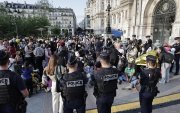 Policías frente a varias personas en una manifestación convocada por la asociación Utopía 56 en apoyo a varias familias sin hogar frente al ayuntamiento de París, el 5 de agosto de 2025