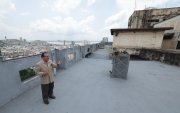 El presidente del Comité Ejecutivo de El Fórum, Manuel Chele, explica el plan para rehabilitar la terraza del edificio, ubicada a 105 metros de altura.