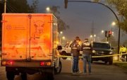 Autoridades investigan el hallazgo de dos cadáveres con impactos de bala en la Panamericana Norte, en el sector Carcelén Alto de Quito.