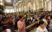 La Catedral Metropolitana de Guayaquil acoge a decenas de feligreses cada Domingo de Ramos.