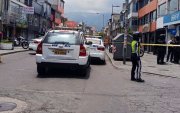 Agentes de la Policía y AMT cercaron la calle J de Solanda para realizar las investigaciones de la muerte violenta.