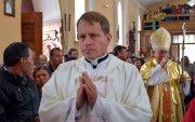 El sacerdote Maximiliano José Estupiñán Gaisbauer fue hallado sin vida el lunes 23 de marzo de 2026 en su casa, en Guayllabamba.
