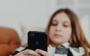 El debate sobre restringir redes sociales en adolescentes revela un desafío mayor: formar ciudadanos digitales críticos y responsables.