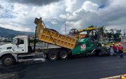 En el redondel de Las Bañistas, en Cumbayá, se realizó el tendido de carpeta asfáltica en ambos carriles.