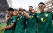 Jugadores de Bolivia celebran el gol de Miguel Terceros.