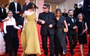 Solmaz Panahi, el director Jafar Panahi (C) y Tahereh Saeedi dirigiéndose a la premiere de 'Un simple accidente', en el Festival de Cine de Cannes 2025.