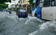 En las calles Los Ríos y Argentina, en el suroeste de Guayaquil, se registró acumulación de agua este sábado 21 de febrero.