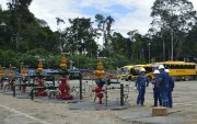 Un grupo de trabajadores en una de las instalaciones de Petroecuador.