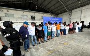 Los 16 detenidos en la Operación Costa fueron presentados en la base Aeropolicial tras los allanamientos ejecutados en tres provincias del país, como parte de una investigación contra una red vinculada con la mafia albanesa.