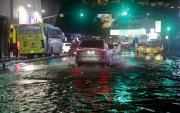 En avenida Malecón y Loja, en el centro de Guayaquil, se evidenció acumulación de agua la noche de este miércoles 4 de marzo.