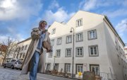 Una mujer camina junto a la casa natal del ex dictador alemán Adolf Hitler, convertida en estación de policía, en Braunau am Inn, Austria, el 17 de febrero de 2026.