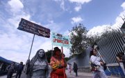 Con disfraces y carteles llegaron las manifestantes a la marcha del 8M en Quito.