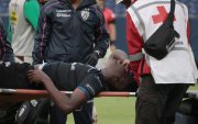 Jean Arroyo fue retirado de la cancha en camilla.