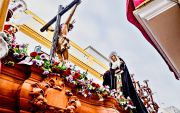Imagen referencial de una procesión de Semana Santa, tradición que acompaña el feriado de 2026 en Ecuador.