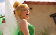 Staff de Disney en cosplay del personaje Tinkerbell.