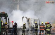 Integrantes del Cuerpo de Bomberos de Guadalajara intentan apagar un vehículo incendiado este domingo 22 de febrero, tras el accionar de grupos narcodelictivos.
