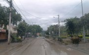 Tramos de la avenida 27 de Febrero permanecen con logo y restos de lo que fue la creciente del río Yanuncay.