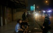 Jóvenes esperan casi una hora hasta que pase el bus que los lleve a su casa. Son las nueve de la noche.