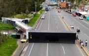 Un conteiner cierrra el acceso del Puente de Rumichaca en el lado colombiano