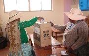 Fotografía de archivo que muestra a mujeres votando en la comunidad de Laja (Bolivia).