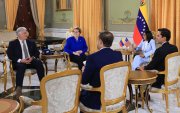 Fotografía cedida por el Palacio de Miraflores de la presidenta encargada de Venezuela, Delcy Rodríguez (2-d), este jueves en Caracas (Venezuela).