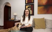 Sofía Plonsky lleva doce años trabajando como doula de fin de vida, labor enfocada a acompañar a familias y a personas con un diagnóstico terminal en su etapa de transición.