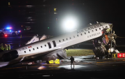 Un avión de Air Canada Express, operado por Jazz Aviation, colisionó con un camión de bomberos en la pista.