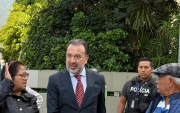 El alcalde de Pabel Muñoz sale de la Fiscalía General del Estado tras rendir su versión por la investigación de los trolebuses eléctricos.