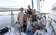 Fotografía del 20 de marzo de 2026, de activistas a punto de zarpar con ayuda humanitaria rumbo a Cuba desde Isla Mujeres, en Quintana Roo (México).