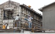 Albañiles trabajan en la construcción de una casa.